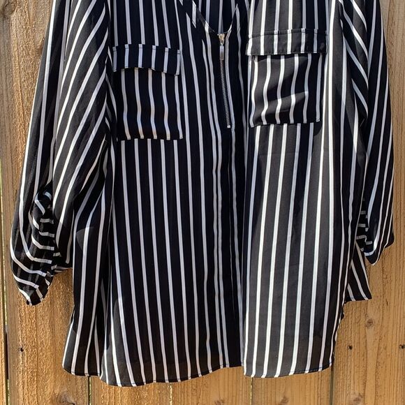 Take 50% OFF- Cato Women’s V-neck Blouse Striped, Size-26/28W - Picture 3 of 9